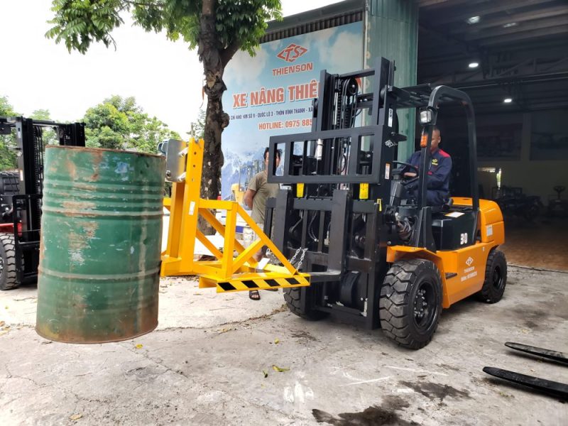 xe nâng kẹp phuy