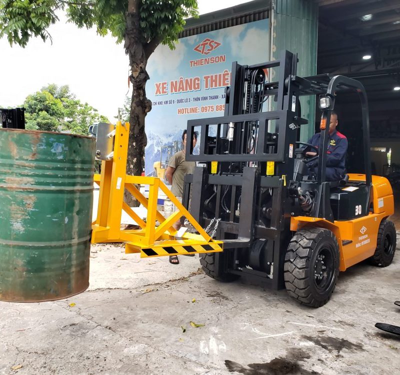 xe nâng kẹp phuy