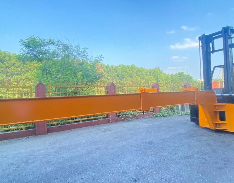 Xe nâng gắp kính hay còn gọi là xe nâng kẹp kính